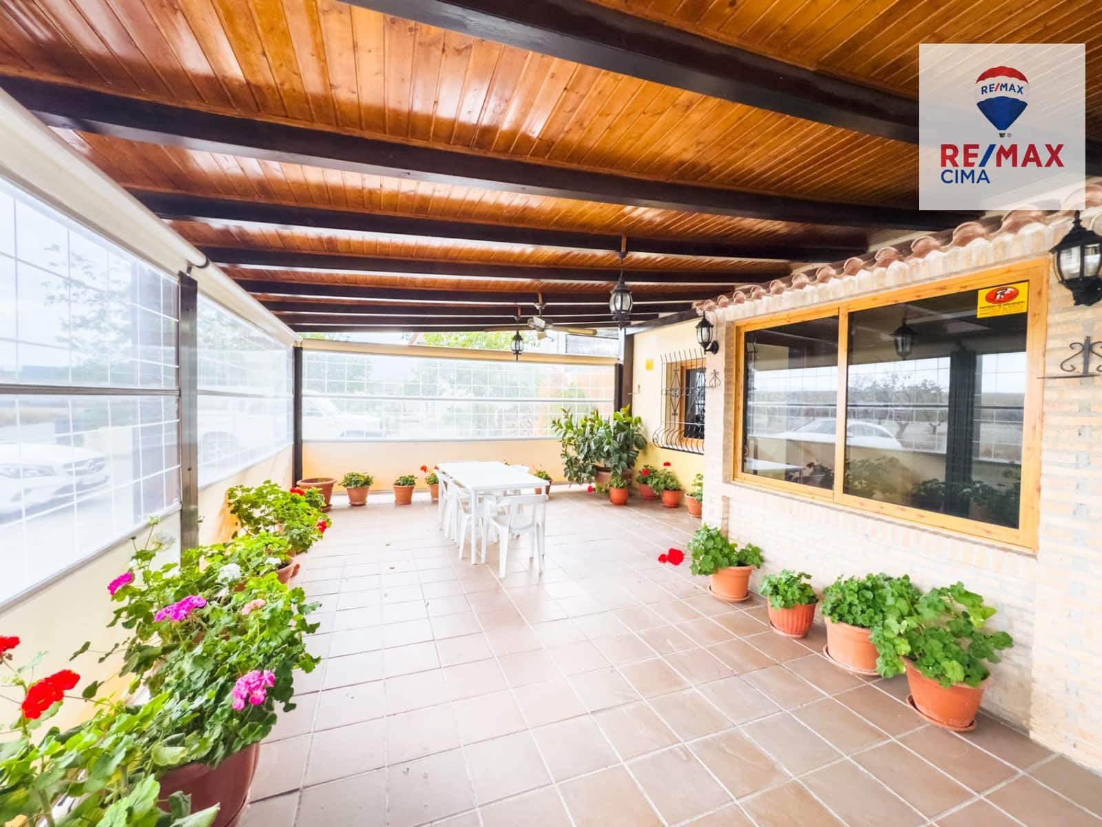 Chalet de 8 habitaciones en Baza en venta con garaje - 195.000 € (Ref: 8574356)