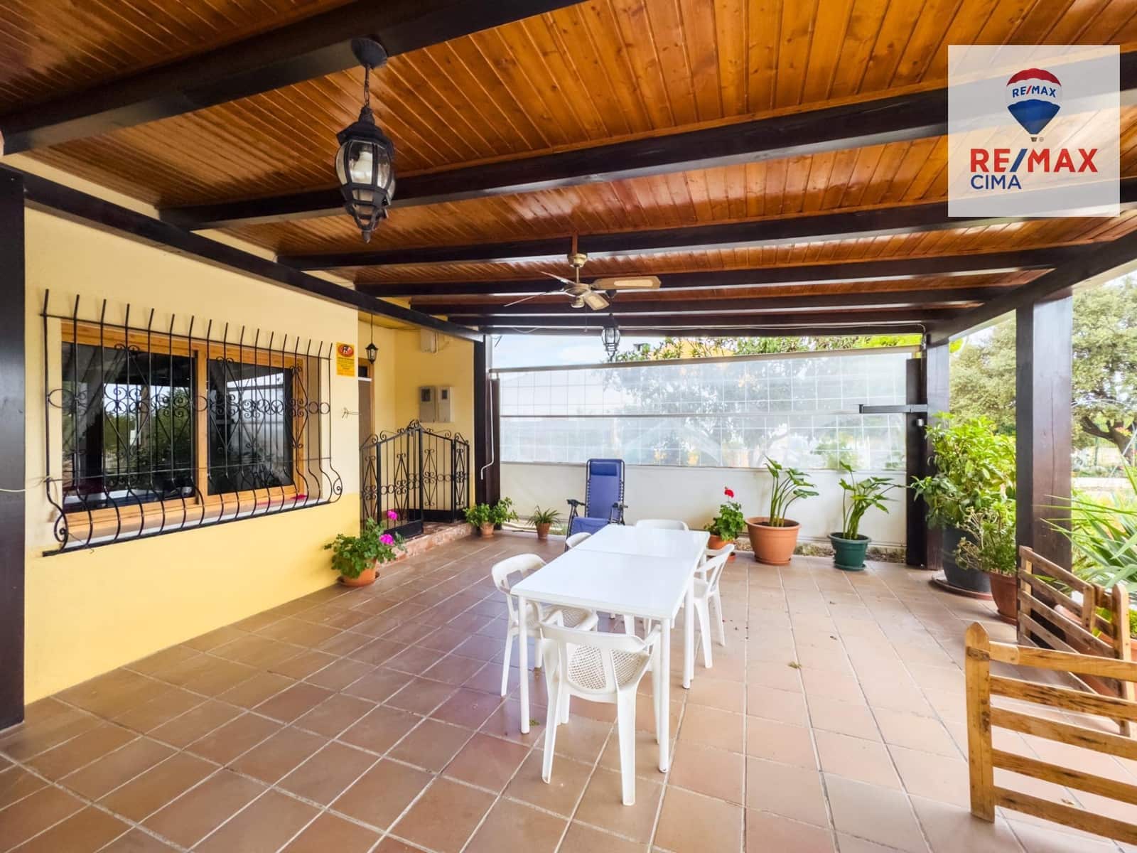 Chalet de 8 habitaciones en Baza en venta con garaje - 195.000 € (Ref: 8574356)