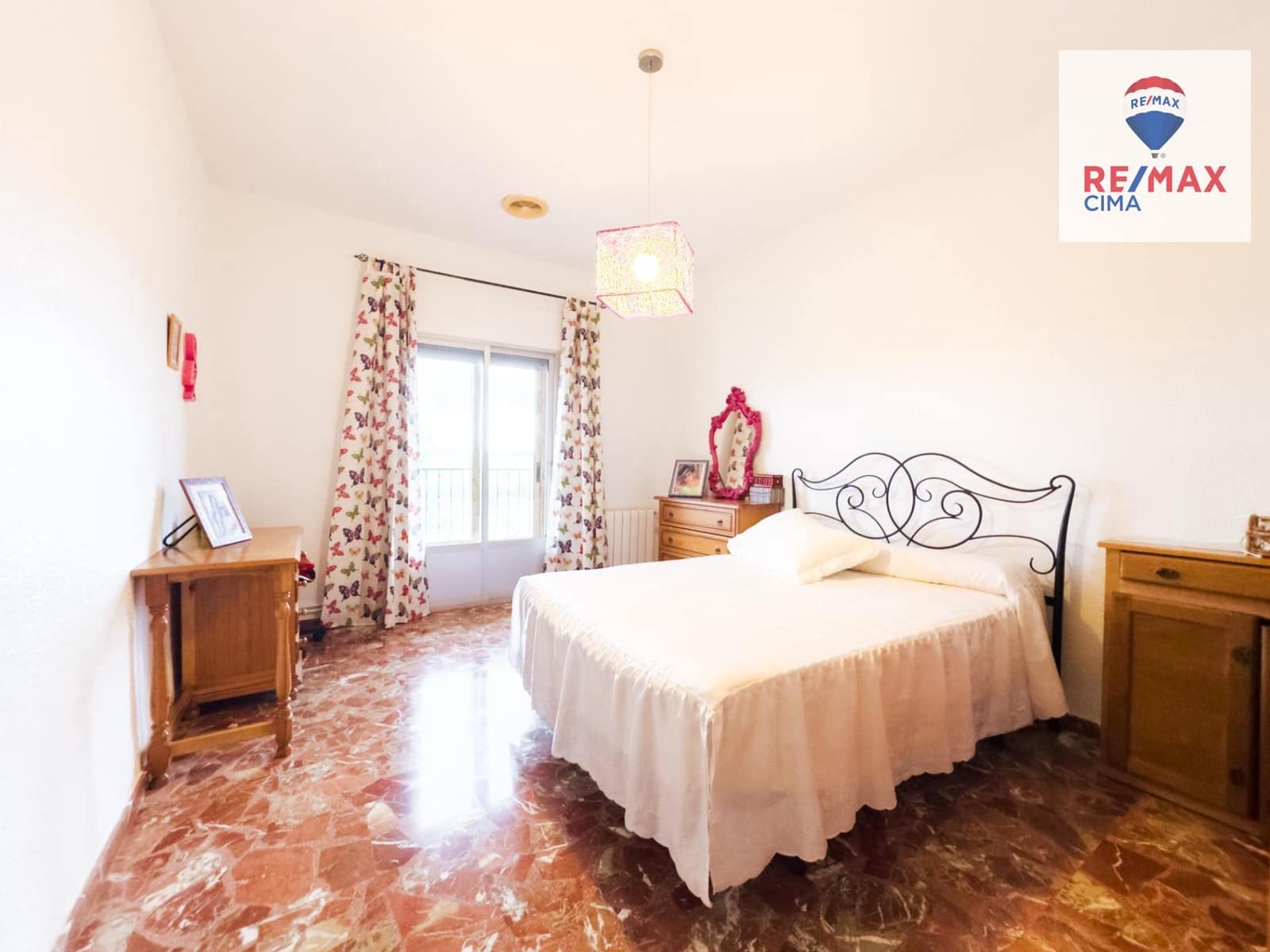 Chalet de 8 habitaciones en Baza en venta con garaje - 195.000 € (Ref: 8574356)