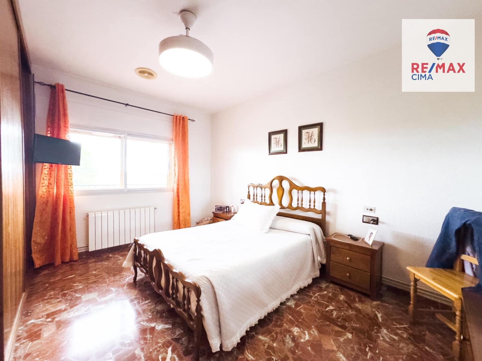 Chalet de 8 habitaciones en Baza en venta con garaje - 195.000 € (Ref: 8574356)