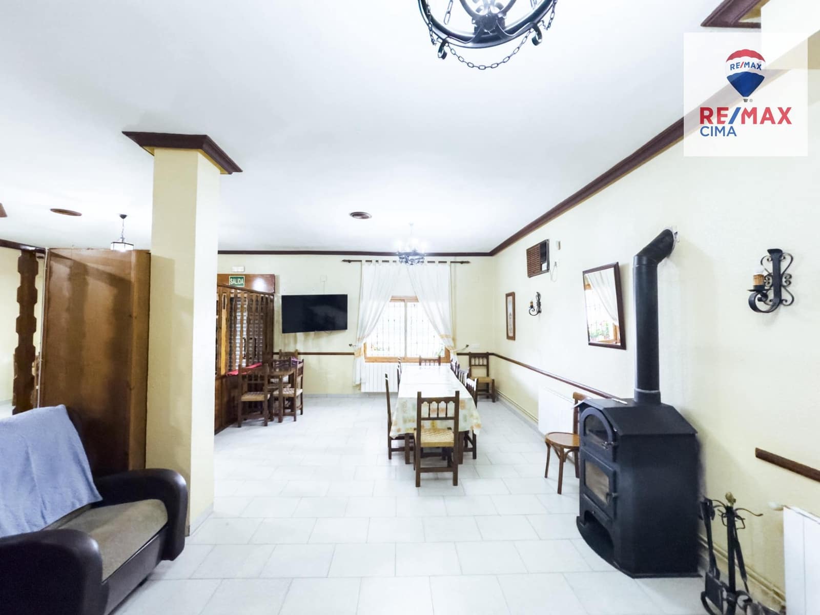 Chalet de 8 habitaciones en Baza en venta con garaje - 195.000 € (Ref: 8574356)