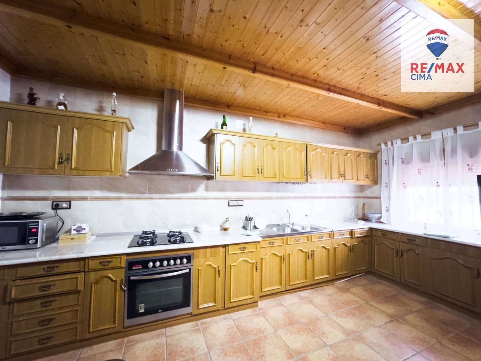 Chalet de 8 habitaciones en Baza en venta con garaje - 195.000 € (Ref: 8574356)