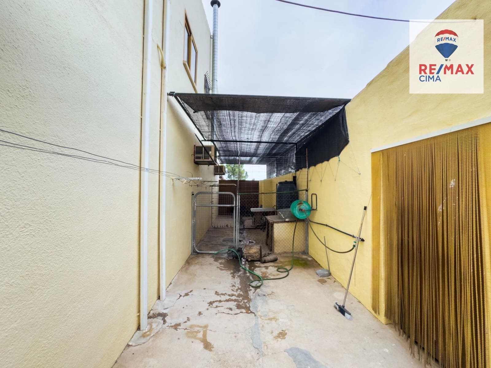 Chalet de 8 habitaciones en Baza en venta con garaje - 195.000 € (Ref: 8574356)