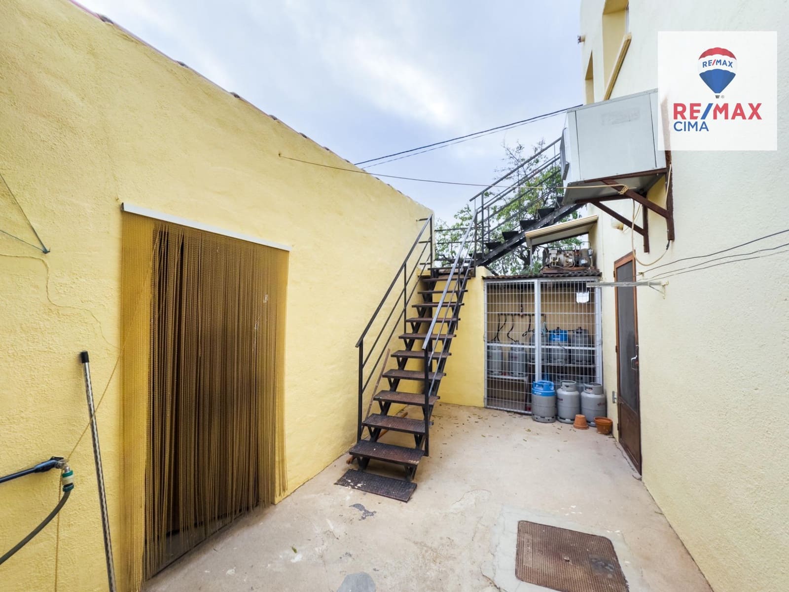 Chalet de 8 habitaciones en Baza en venta con garaje - 195.000 € (Ref: 8574356)