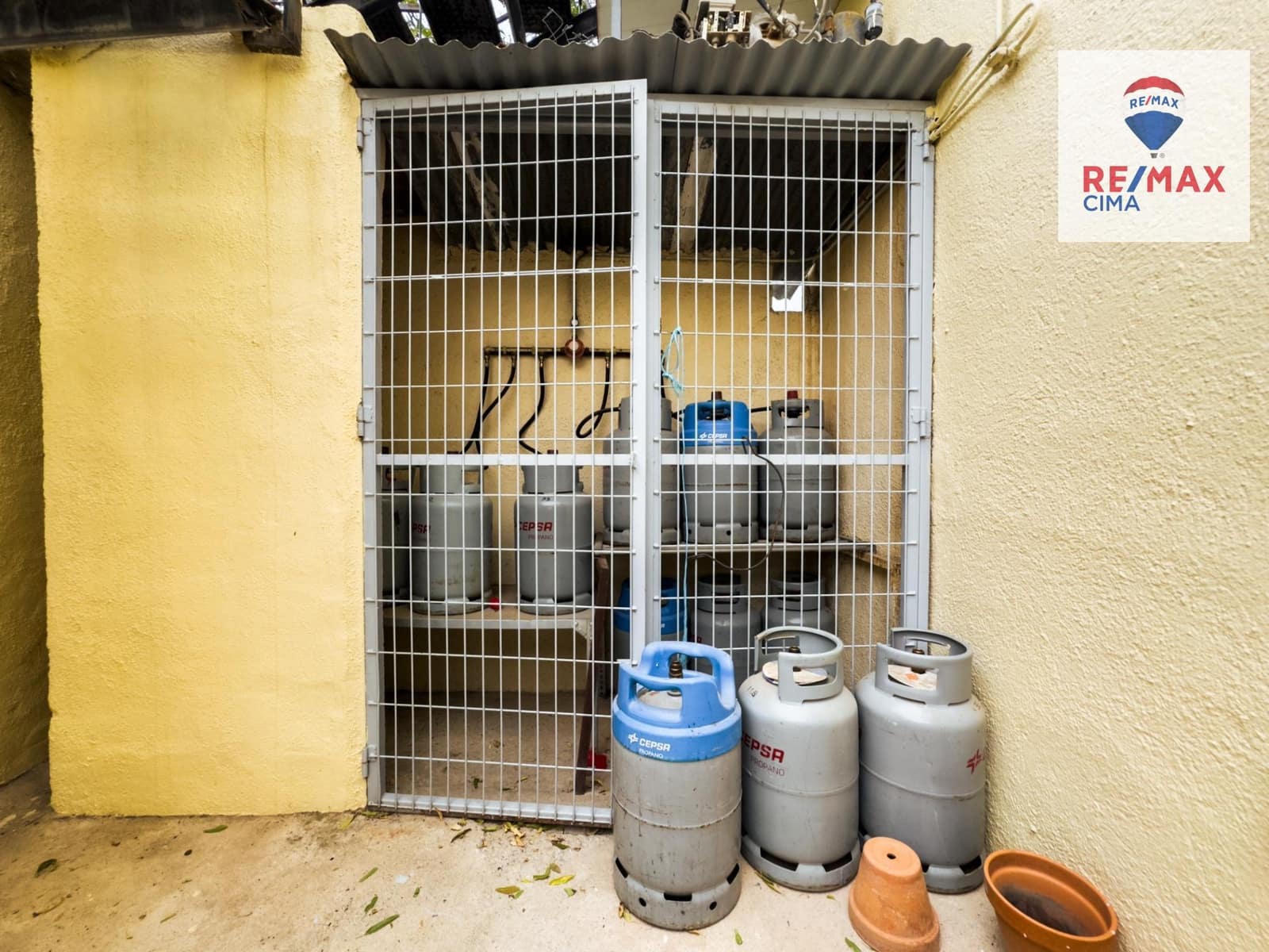 Chalet de 8 habitaciones en Baza en venta con garaje - 195.000 € (Ref: 8574356)