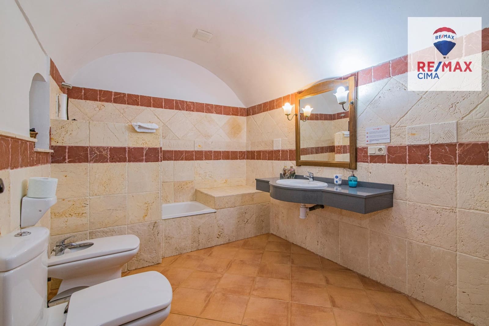 30 bedroom Hotel for sale in Benalua de Guadix with pool garage - € 2,999,999 (Ref: 8626710)