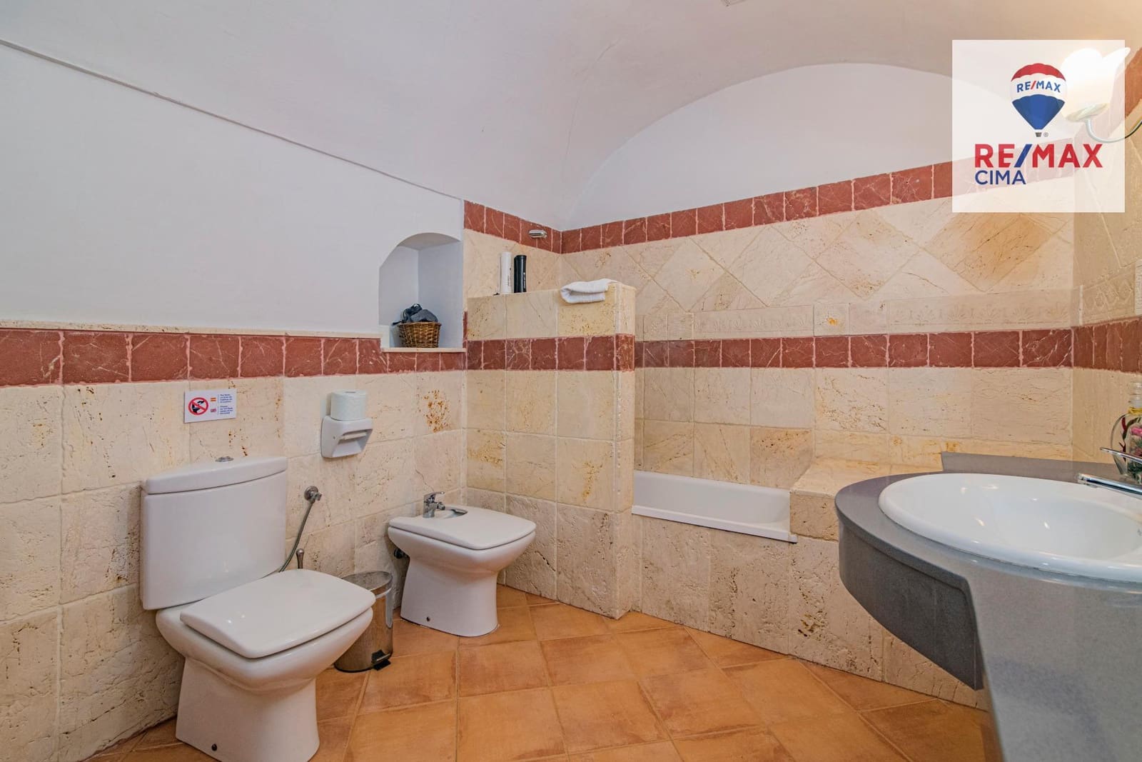 30 bedroom Hotel for sale in Benalua de Guadix with pool garage - € 2,999,999 (Ref: 8626710)