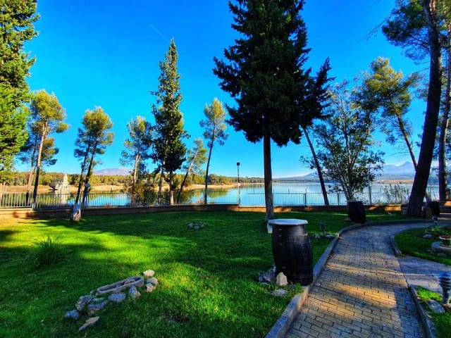 Business for sale in Atarfe with garage - € 975,000 (Ref: 8860793)