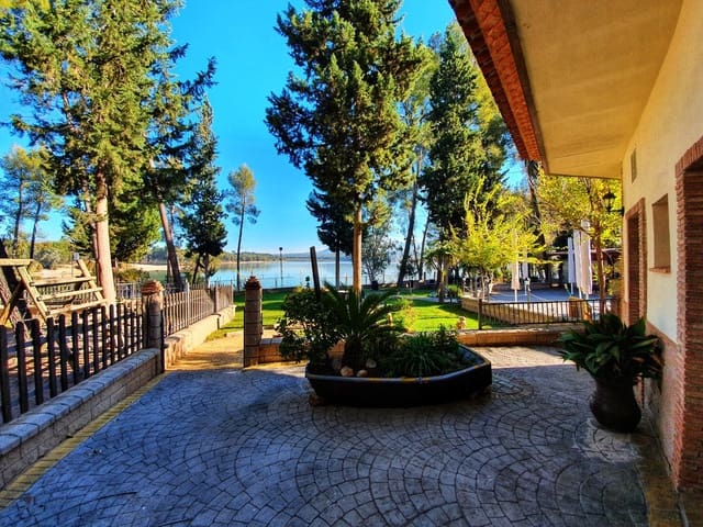 Business for sale in Atarfe with garage - € 975,000 (Ref: 8860793)