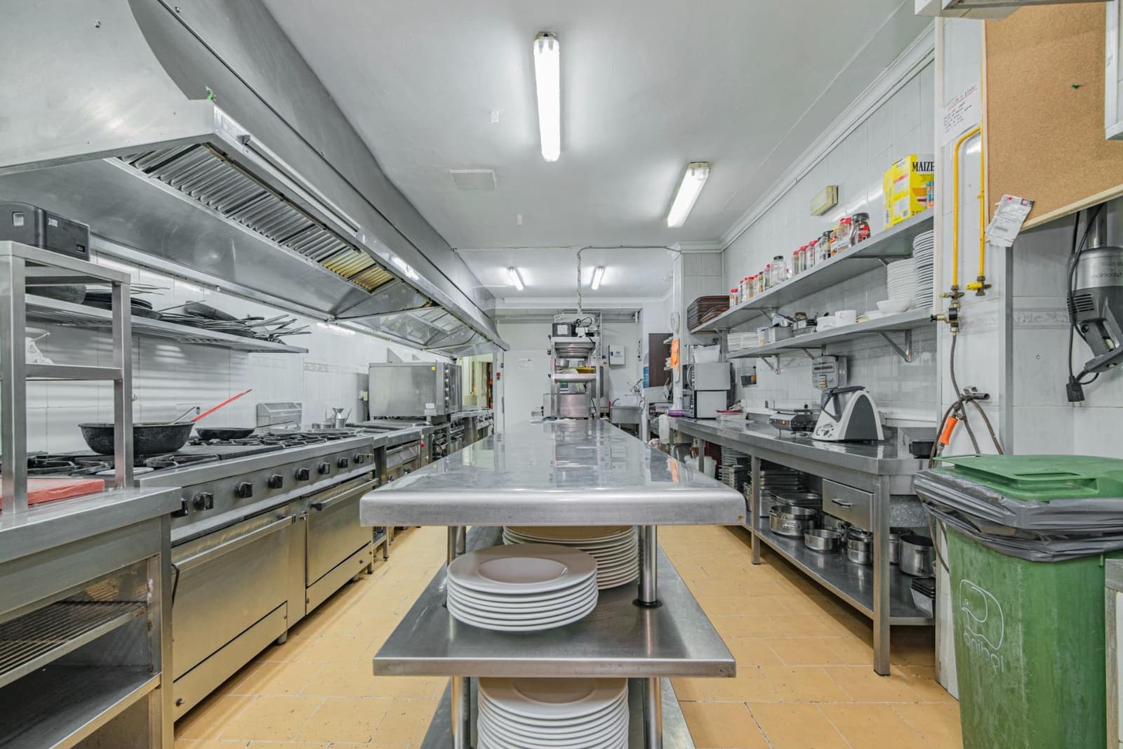 Bedrift til salgs i Atarfe med garasje - € 895 000 (Ref: 8860793)