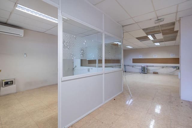 Kommersiell att hyra i Granada stad - 2 700 € (Ref: 8893078)