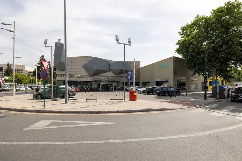 Commercial for sale in Granada city with garage - € 720,000 (Ref: 8999261)