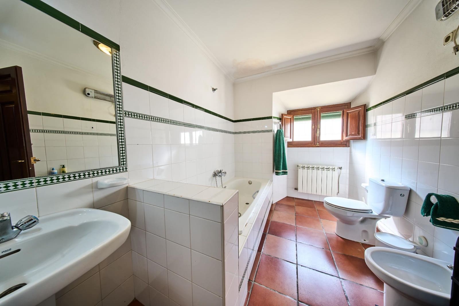 Casa de 9 habitaciones en Alhama de Granada en venta - 200.000 € (Ref: 9035937)