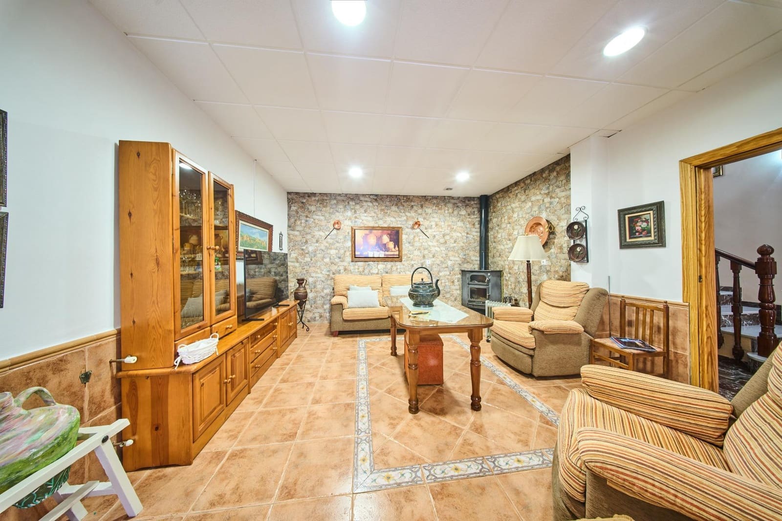 6 bedroom Villa for sale in Deifontes with pool garage - € 266,900 (Ref: 9057777)