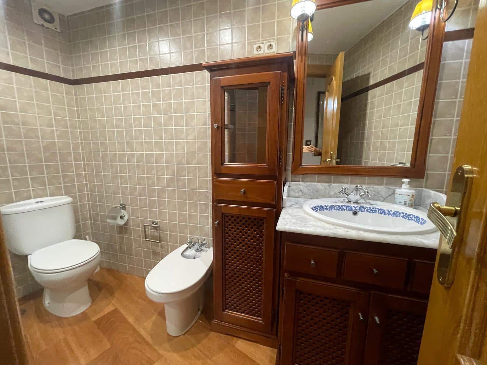 Piso de 4 habitaciones en Granada ciudad en alquiler - 1.400 € (Ref: 9112512)