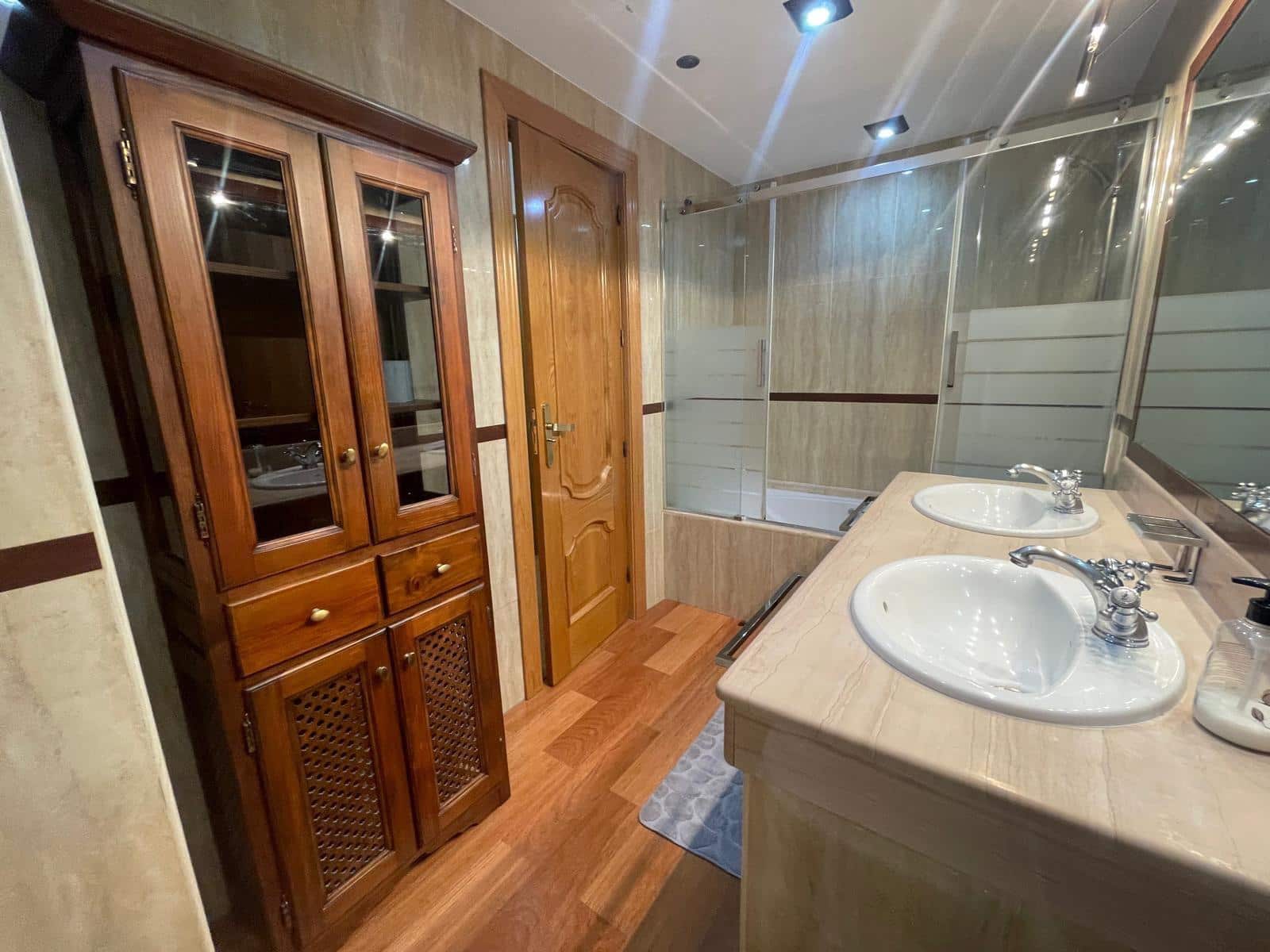 Piso de 4 habitaciones en Granada ciudad en alquiler - 1.400 € (Ref: 9112512)