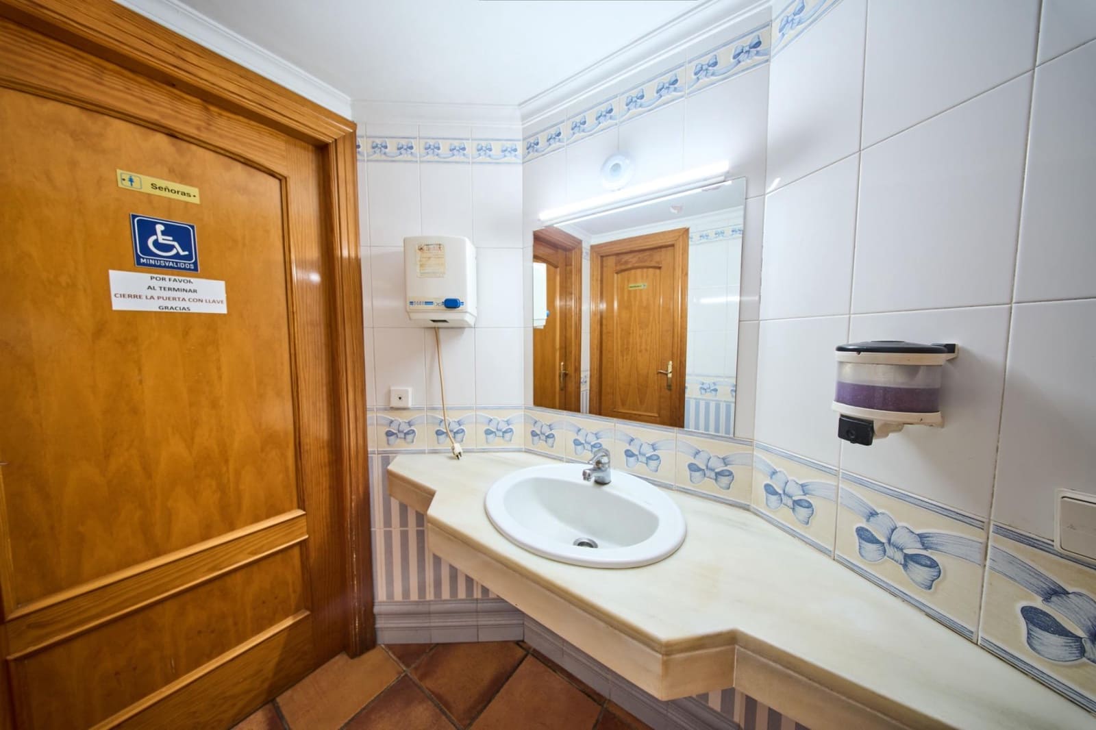 Commercial for sale in Pinos Puente - € 129,900 (Ref: 9116286)