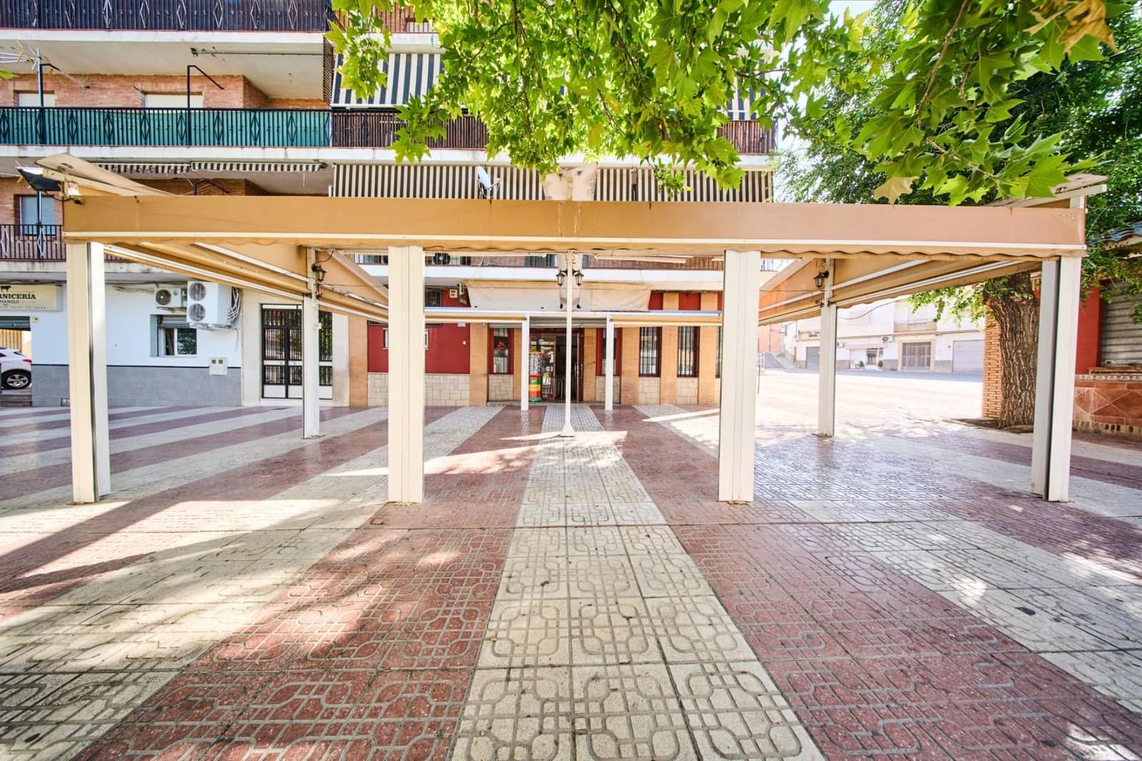 Commercial for sale in Pinos Puente - € 129,900 (Ref: 9116286)