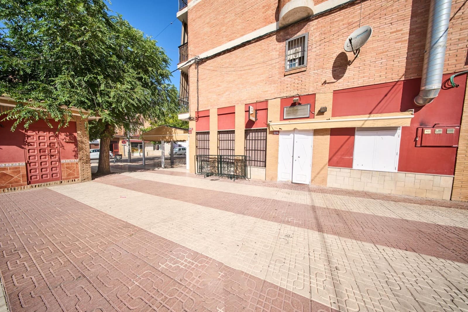 Commercial for sale in Pinos Puente - € 129,900 (Ref: 9116286)