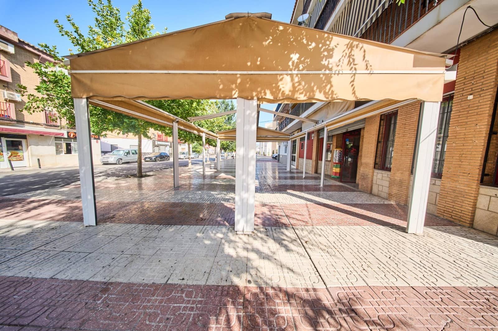 Commercial for sale in Pinos Puente - € 129,900 (Ref: 9116286)