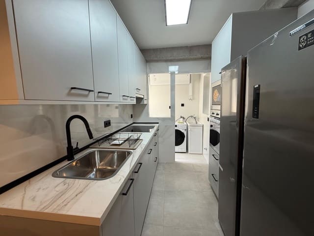 Apartamento de 1 habitación en Granada ciudad en alquiler - 300 € (Ref: 9137324)