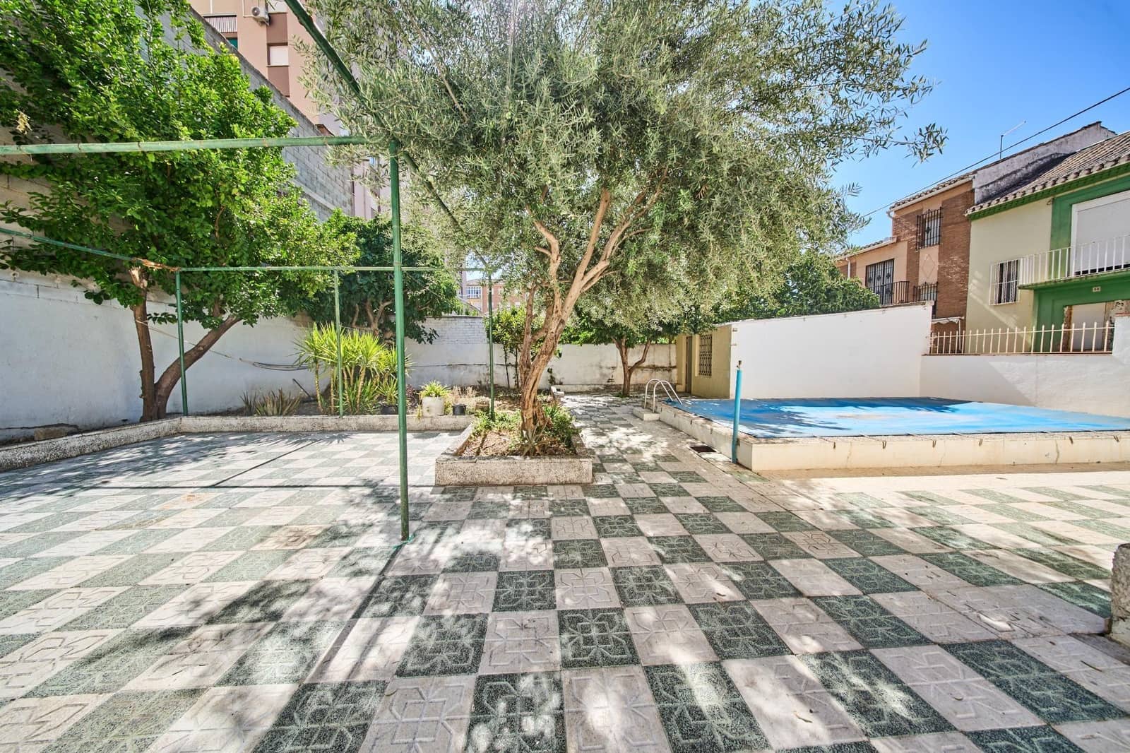 5 soveværelse Semi-Rækkehus til salg i Granada by med swimmingpool garage - € 460.000 (Ref: 9143137)