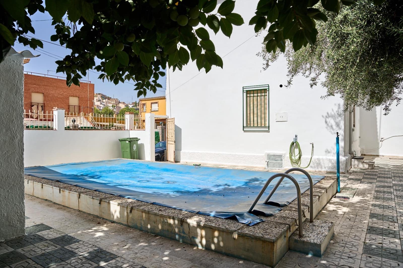 5 soveværelse Semi-Rækkehus til salg i Granada by med swimmingpool garage - € 460.000 (Ref: 9143137)