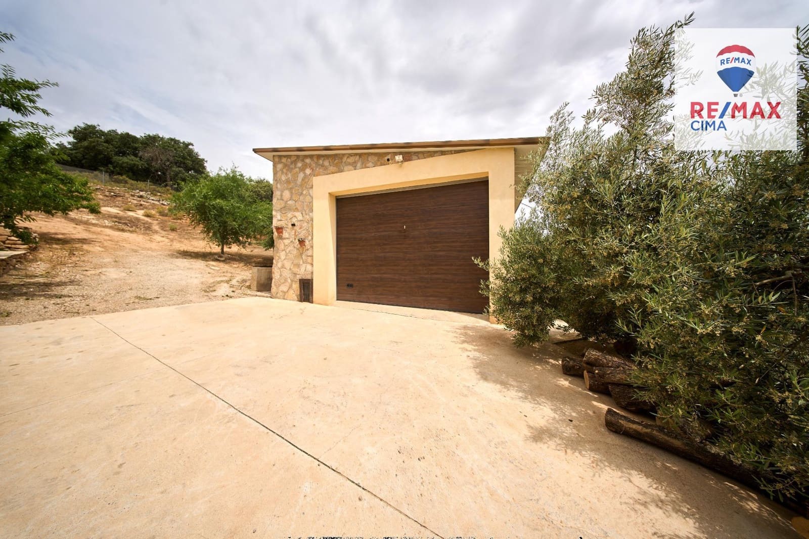 4 soveværelse Finca/Landehus til salg i Alcala la Real med swimmingpool - € 444.000 (Ref: 9162423)