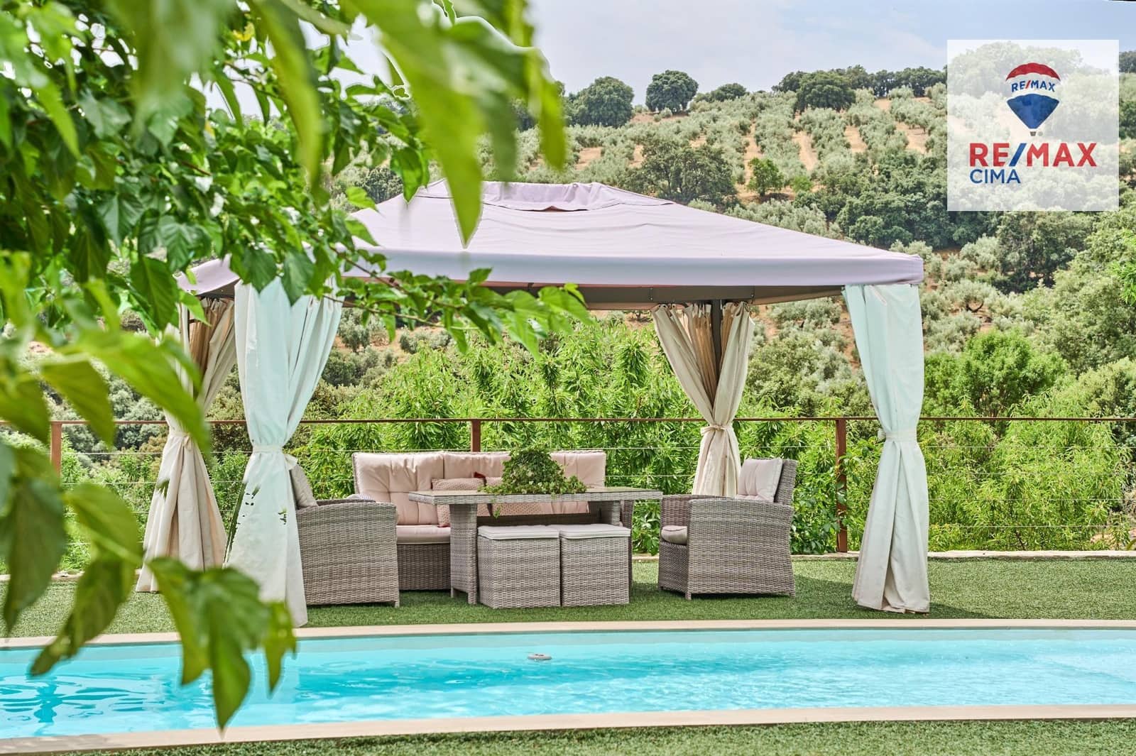 4 soveværelse Finca/Landehus til salg i Alcala la Real med swimmingpool - € 444.000 (Ref: 9162423)