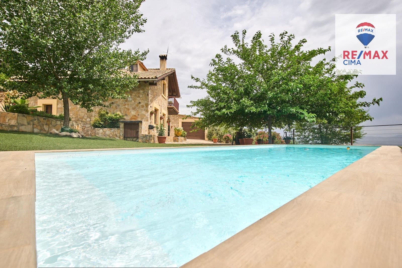 4 soveværelse Finca/Landehus til salg i Alcala la Real med swimmingpool - € 444.000 (Ref: 9162423)