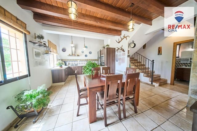 4 soveværelse Finca/Landehus til salg i Alcalá la Real med swimmingpool - € 444.000 (Ref: 9162423)