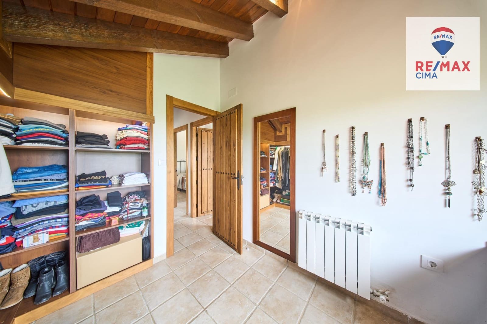 4 slaapkamer Finca/Landhuis te koop in Alcala la Real met zwembad garage - € 399.000 (Ref: 9162423)