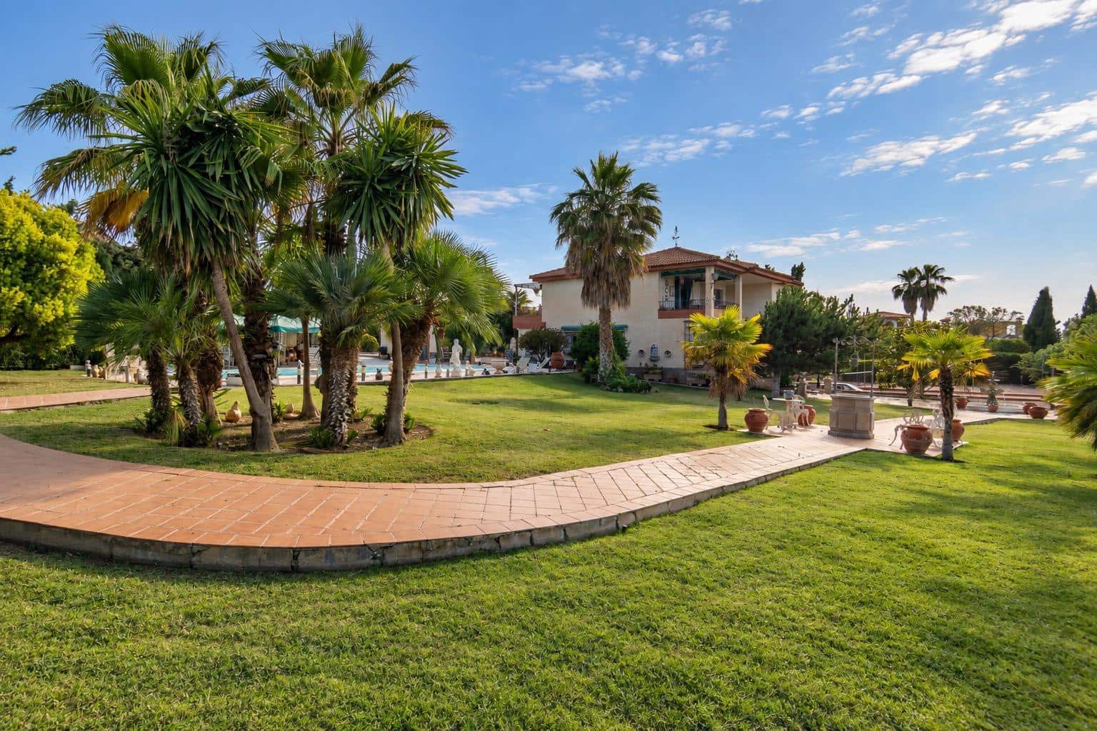 4 bedroom Villa for sale in Otura with pool - € 850,000 (Ref: 9165944)