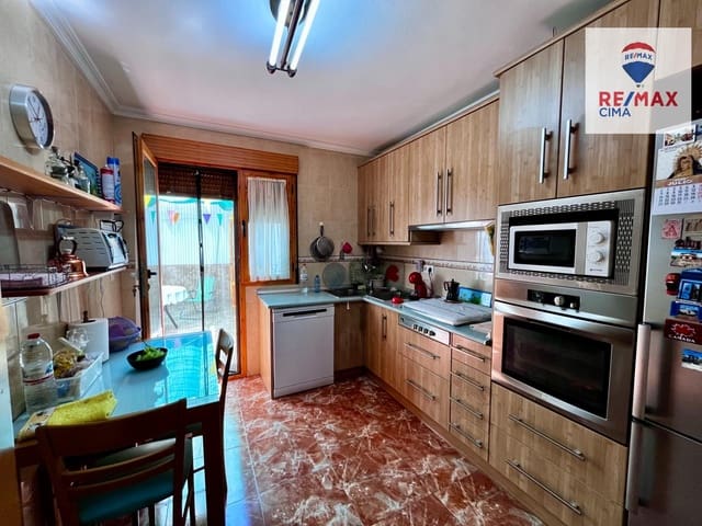 4 bedroom Townhouse for sale in Huéscar with garage - € 200,000 (Ref: 9169693)