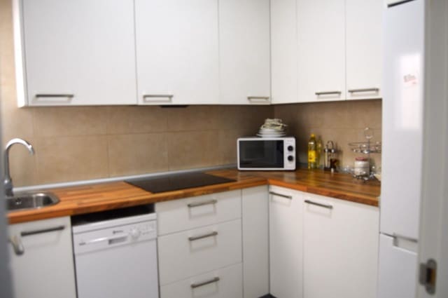 2 bedroom Flat for rent in Camino de Ronda - Rosaleda, Granada city - € 950 (Ref: 9247114)