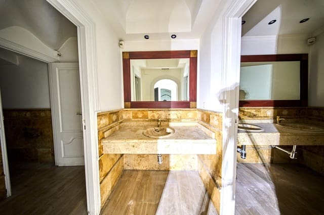 Erhverv til salg i Centro, Granada by - € 500.000 (Ref: 9247116)