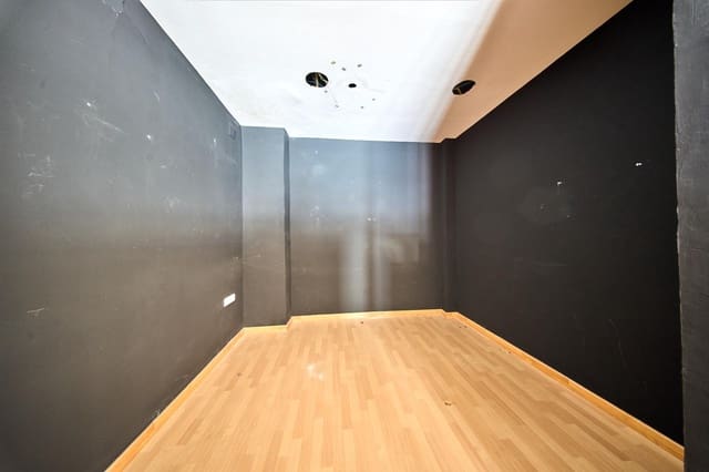 Commercieel te koop in Camino de Ronda - Rosaleda, Granada stad - € 162.000 (Ref: 9285385)