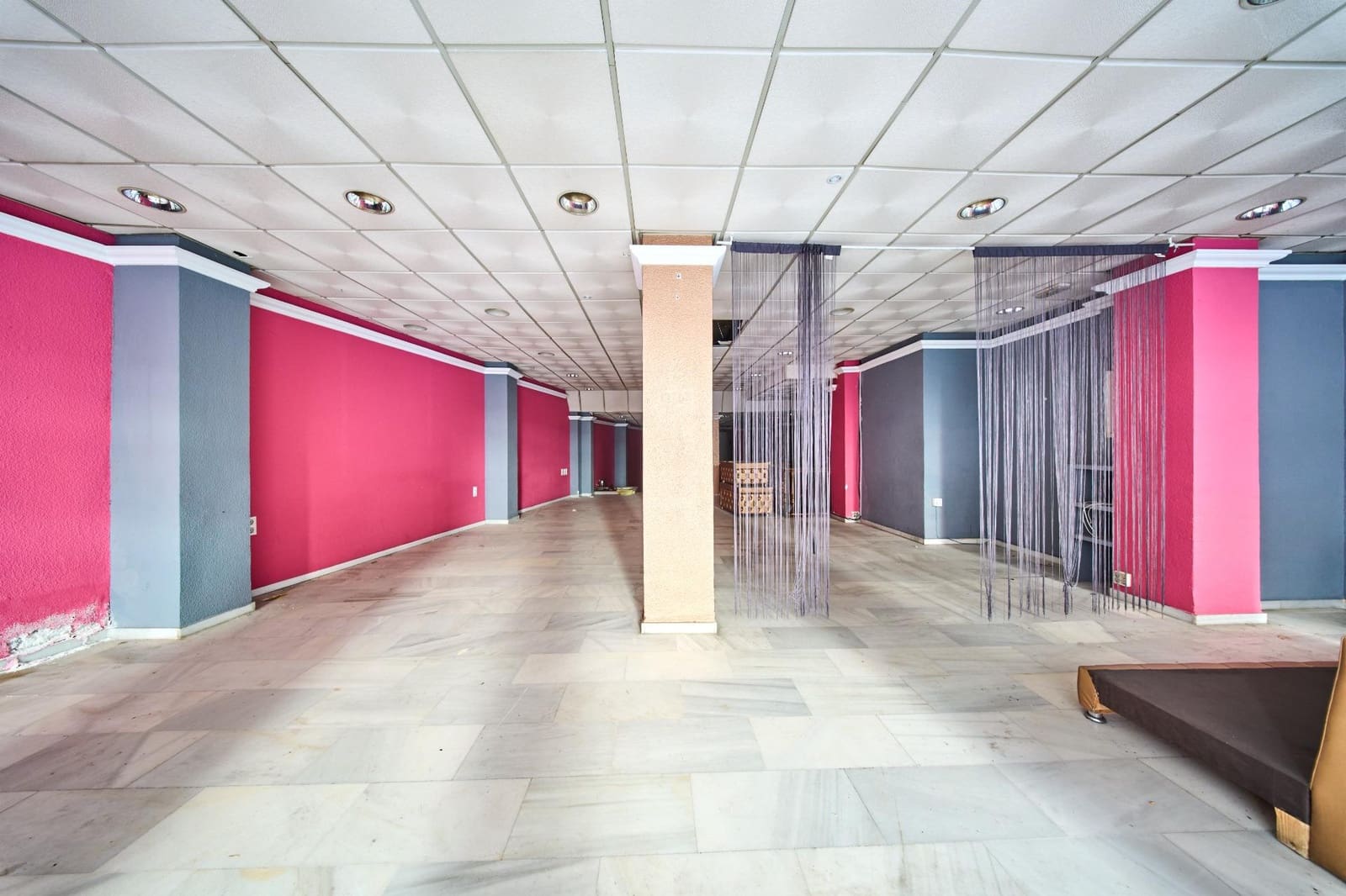 Commercieel te koop in Granada stad - € 350.000 (Ref: 9303732)