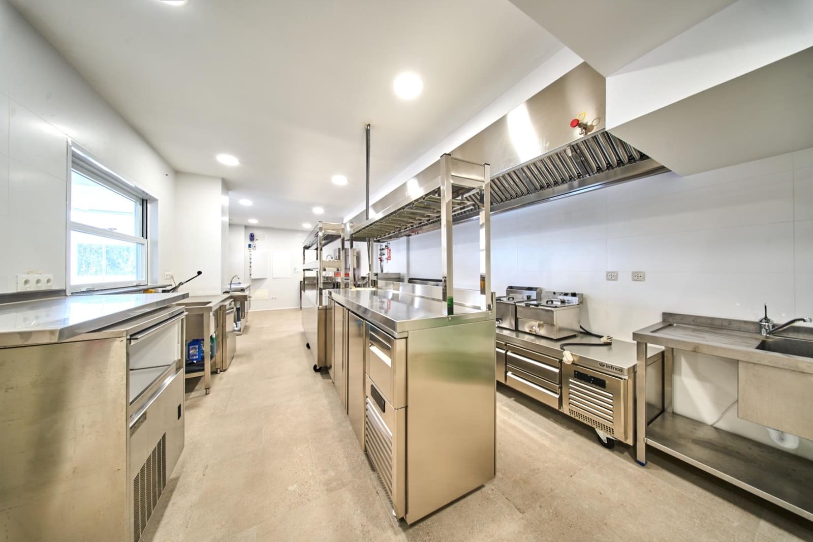 Business for rent in Marbella with garage - € 8,000 (Ref: 9306355)
