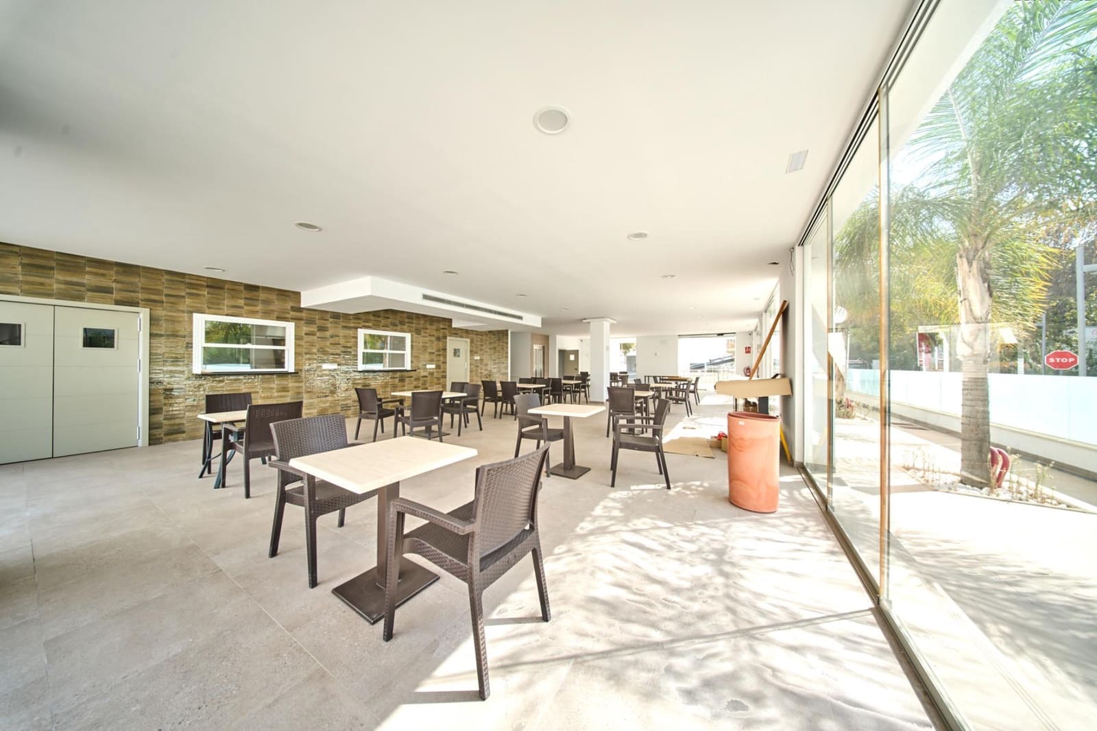 Business for rent in Marbella with garage - € 8,000 (Ref: 9306355)