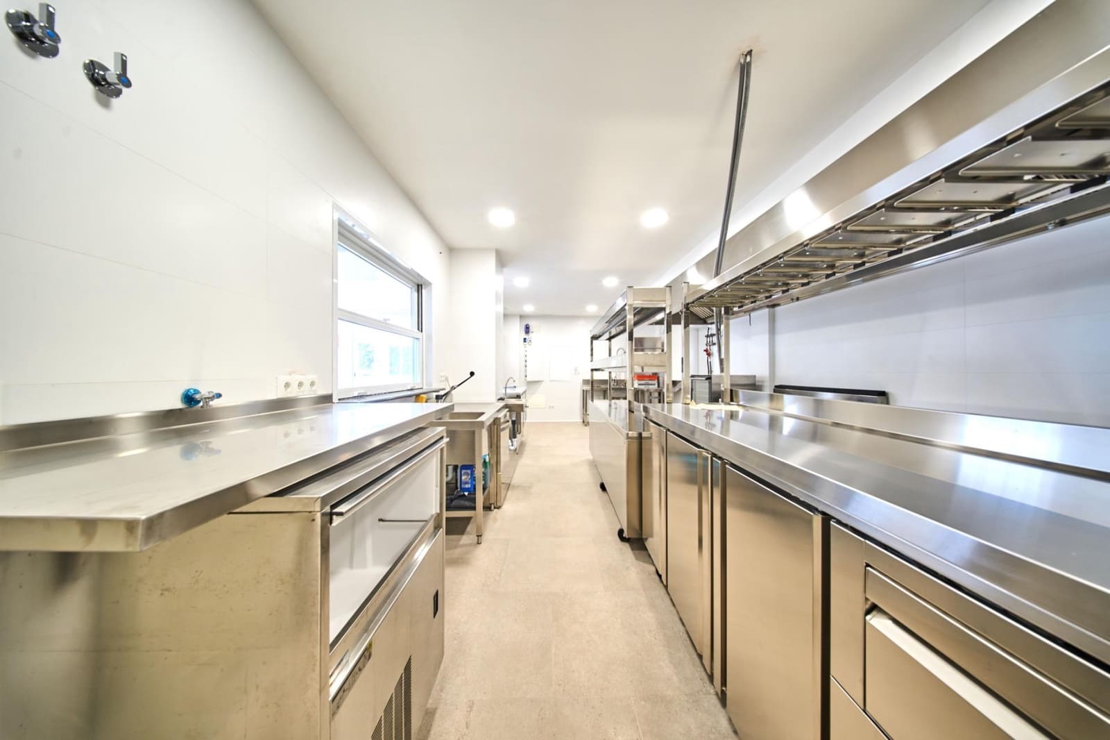 Business for rent in Marbella with garage - € 8,000 (Ref: 9306355)