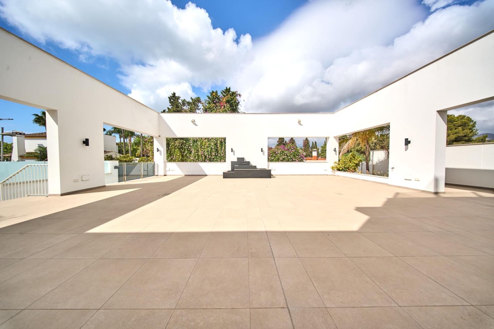 Business for rent in Marbella with garage - € 8,000 (Ref: 9306355)