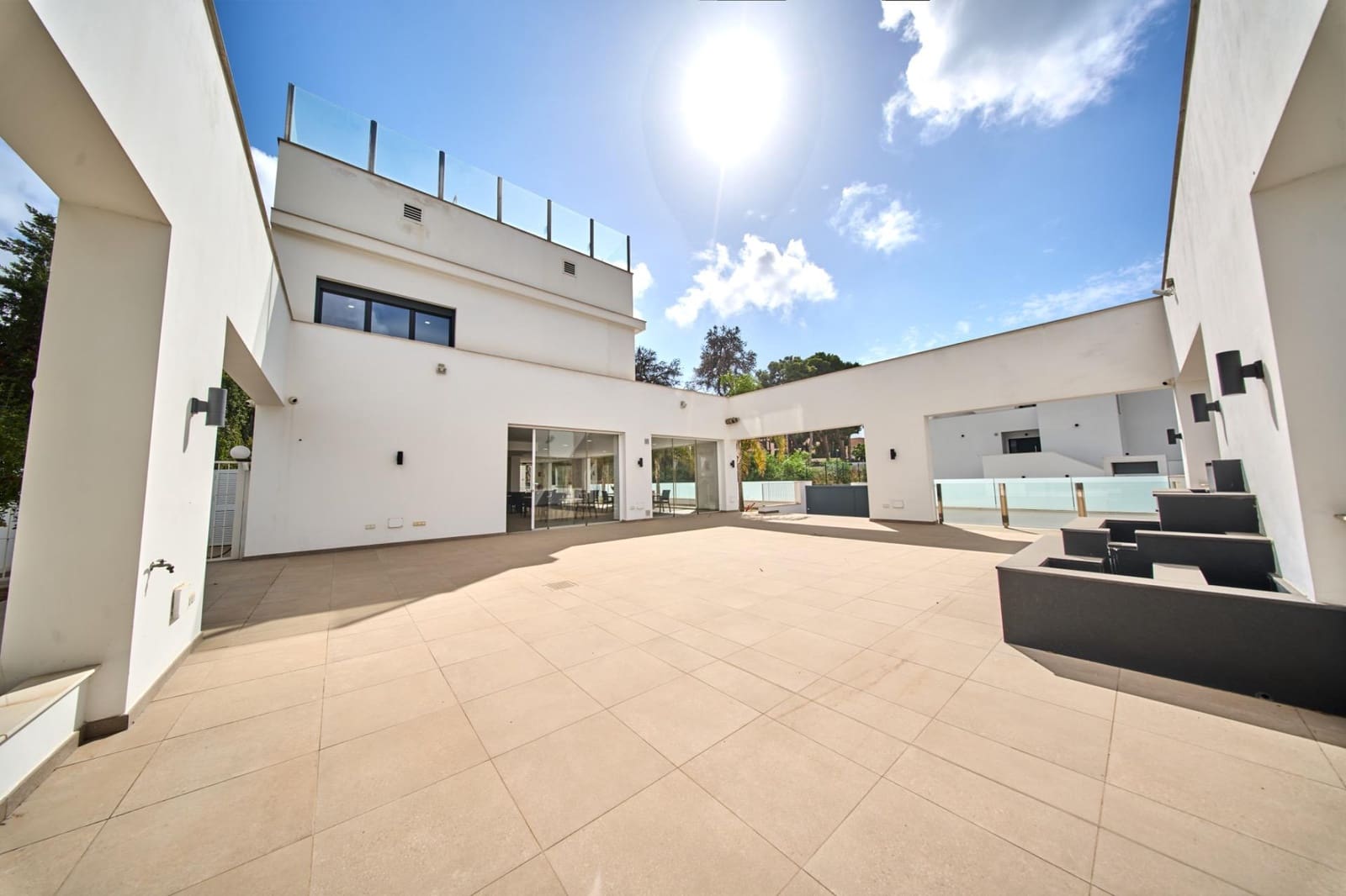 Business for rent in Marbella with garage - € 8,000 (Ref: 9306355)