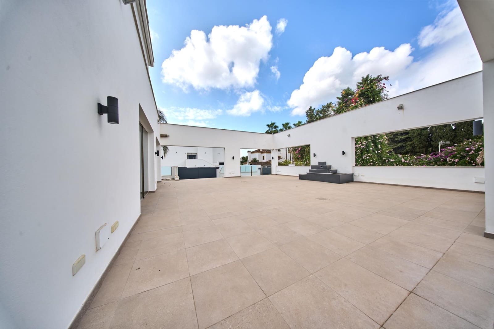 Business for rent in Marbella with garage - € 8,000 (Ref: 9306355)