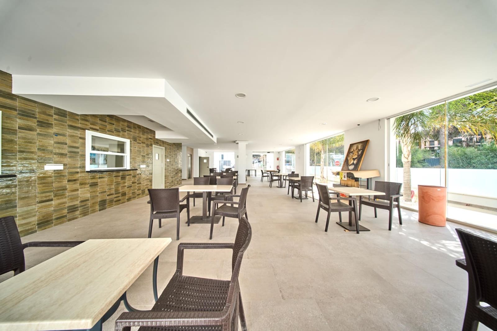 Business for rent in Marbella with garage - € 8,000 (Ref: 9306355)