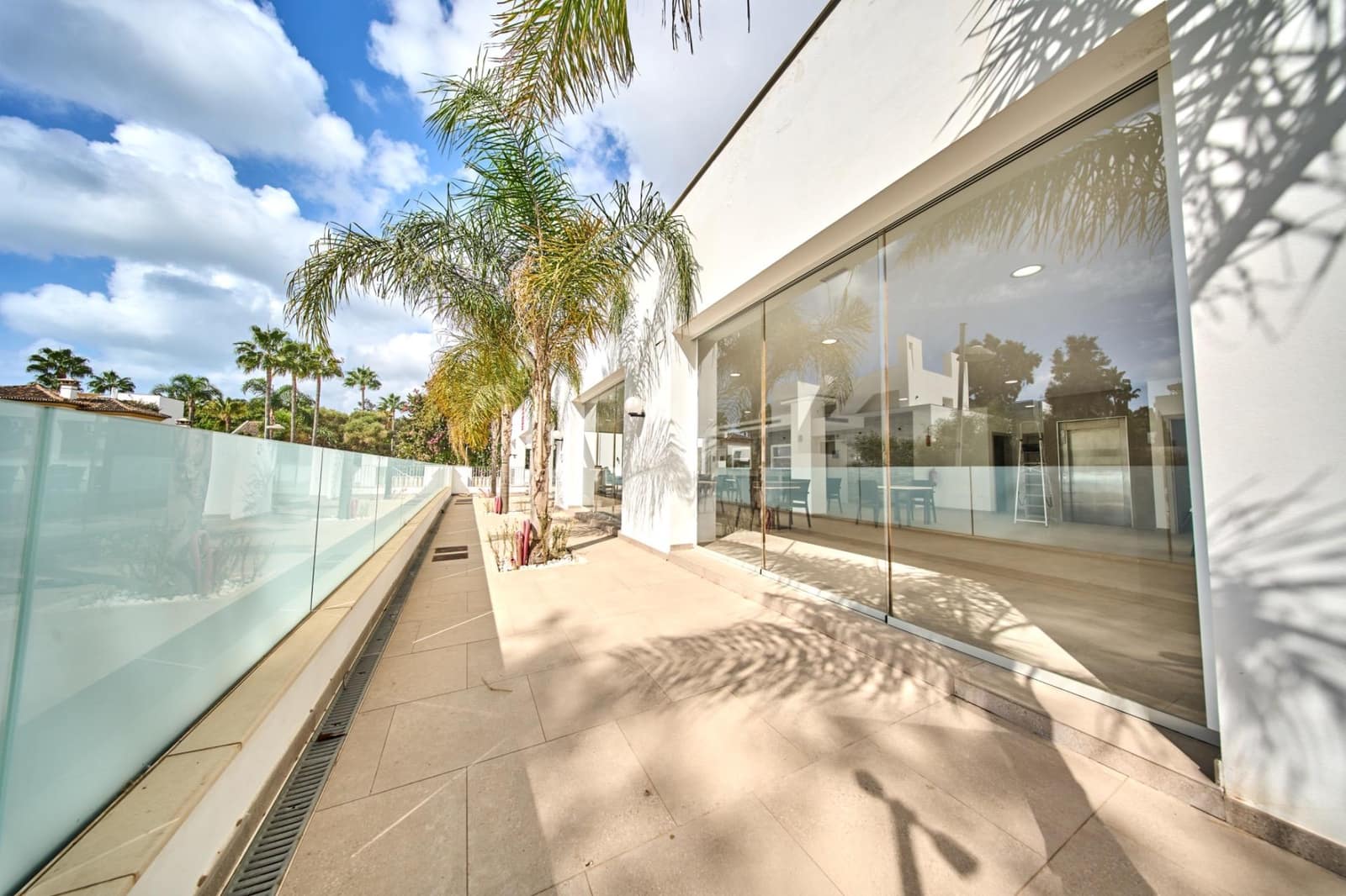 Business for rent in Marbella with garage - € 8,000 (Ref: 9306355)