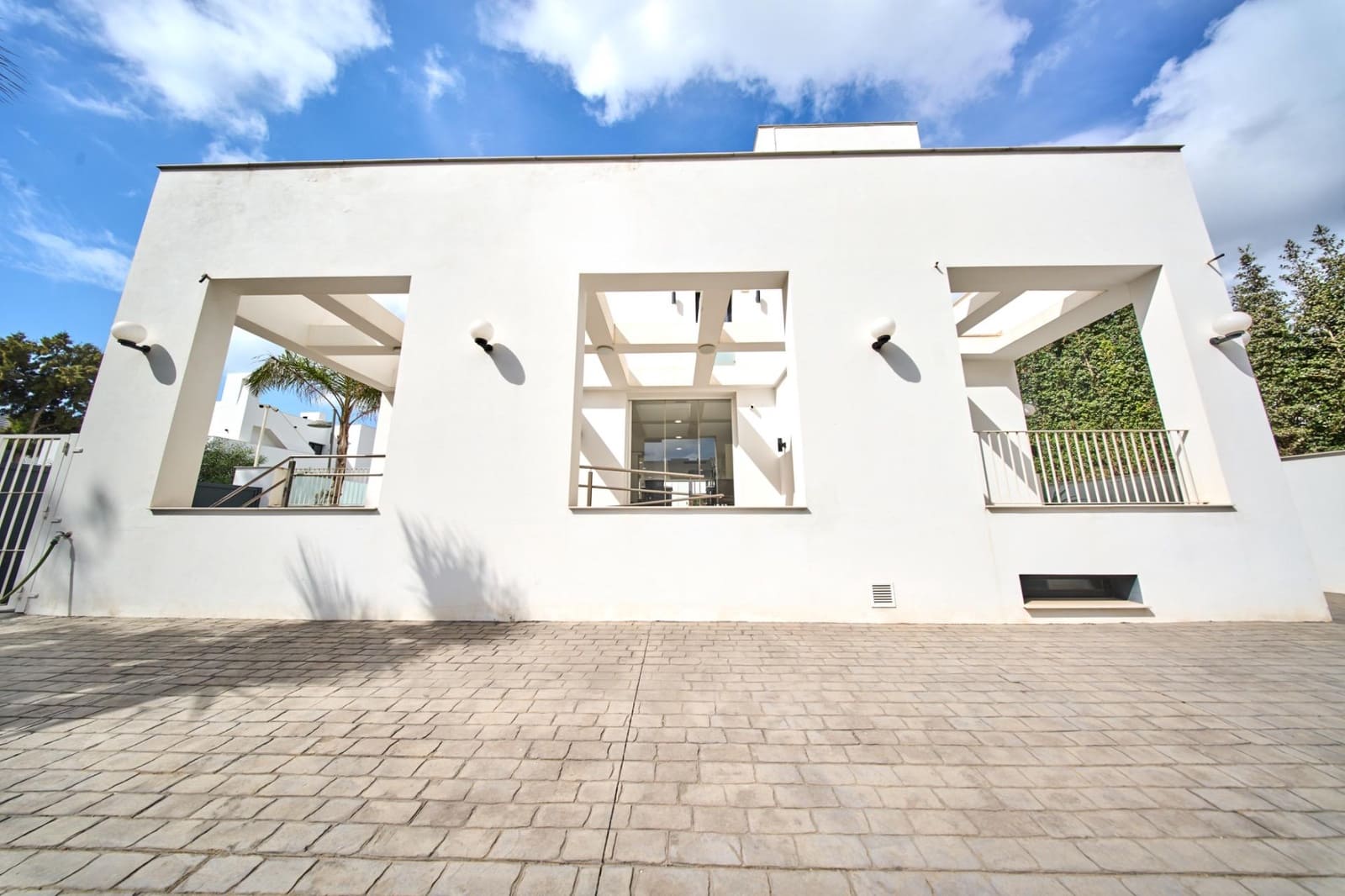 Business for rent in Marbella with garage - € 8,000 (Ref: 9306355)