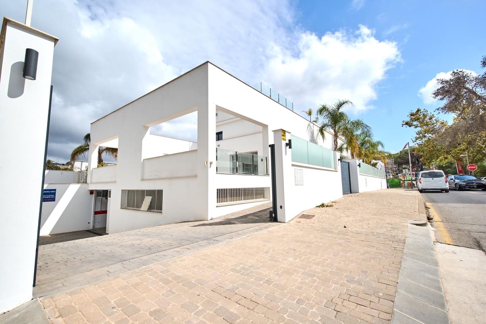 Business for rent in Marbella with garage - € 8,000 (Ref: 9306355)
