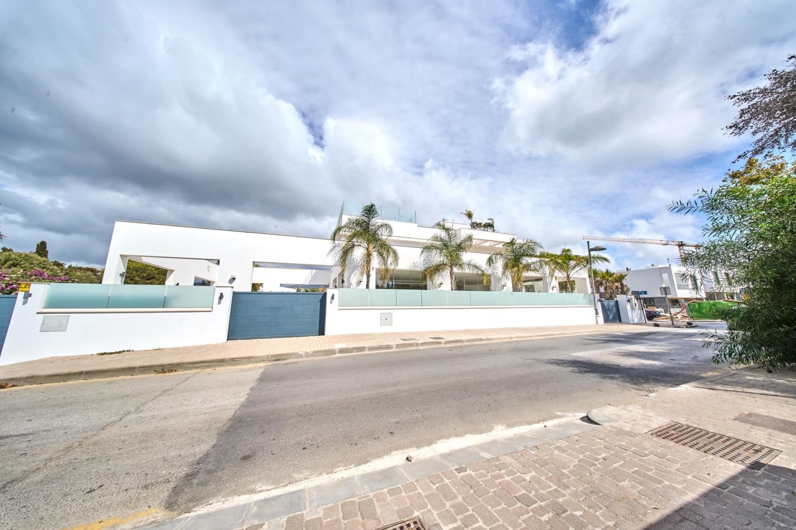 Business for rent in Marbella with garage - € 8,000 (Ref: 9306355)