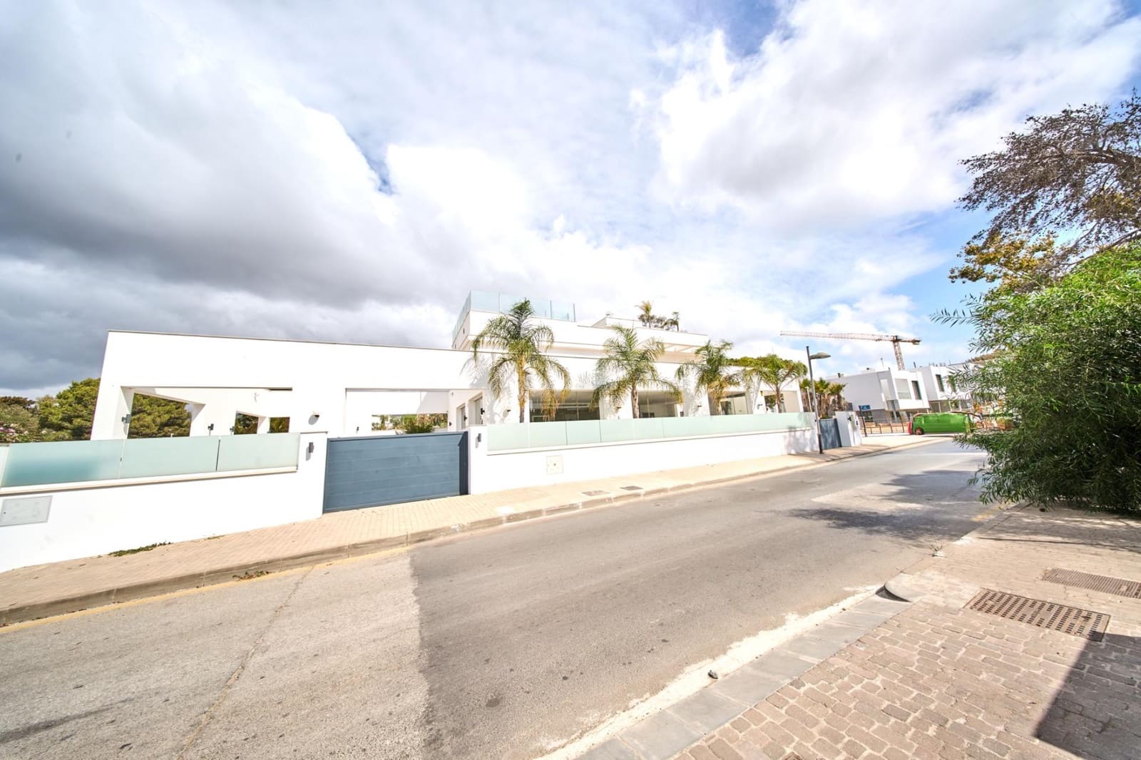 Business for rent in Marbella with garage - € 8,000 (Ref: 9306355)
